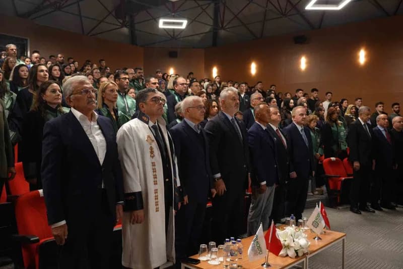 Kocaeli Sağlık ve Teknoloji Üniversitesi'nde 2026-2027 akademik yılı açılış töreni gerçekleştirildi. Törende yapay zekân