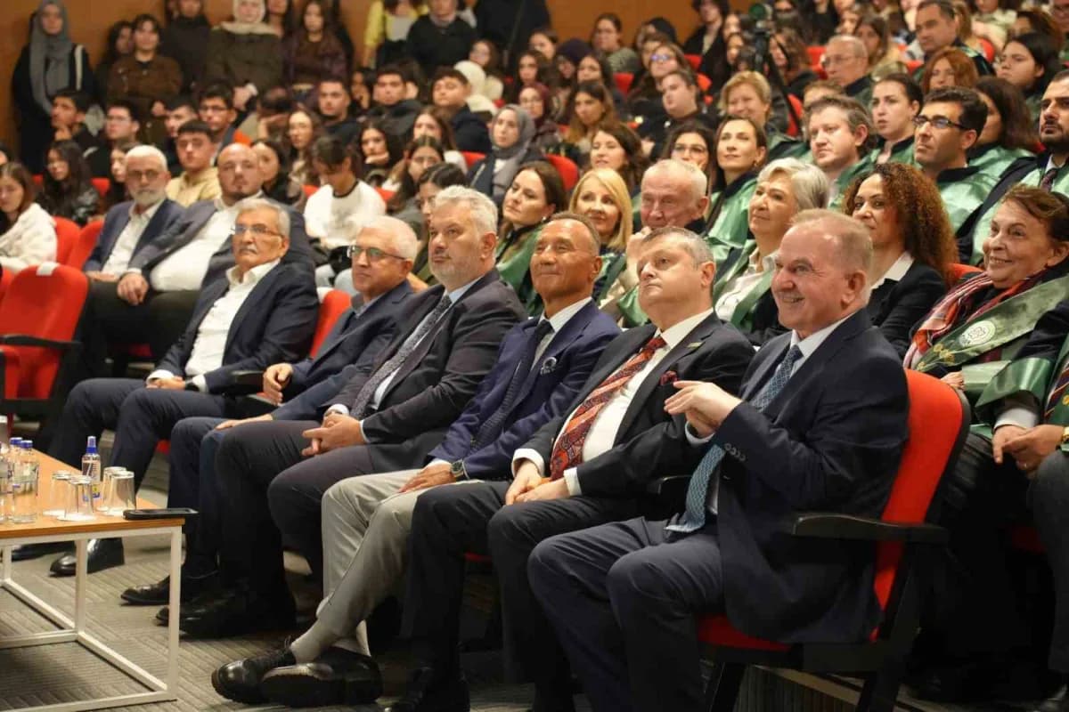 Kocaeli Sağlık ve Teknoloji Üniversitesi'nde 2026-2027 akademik yılı açılış töreni gerçekleştirildi. Törende yapay zekân