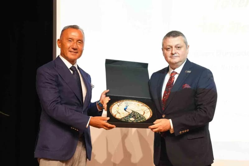 Kocaeli Sağlık ve Teknoloji Üniversitesi'nde 2026-2027 akademik yılı açılış töreni gerçekleştirildi. Törende yapay zekân