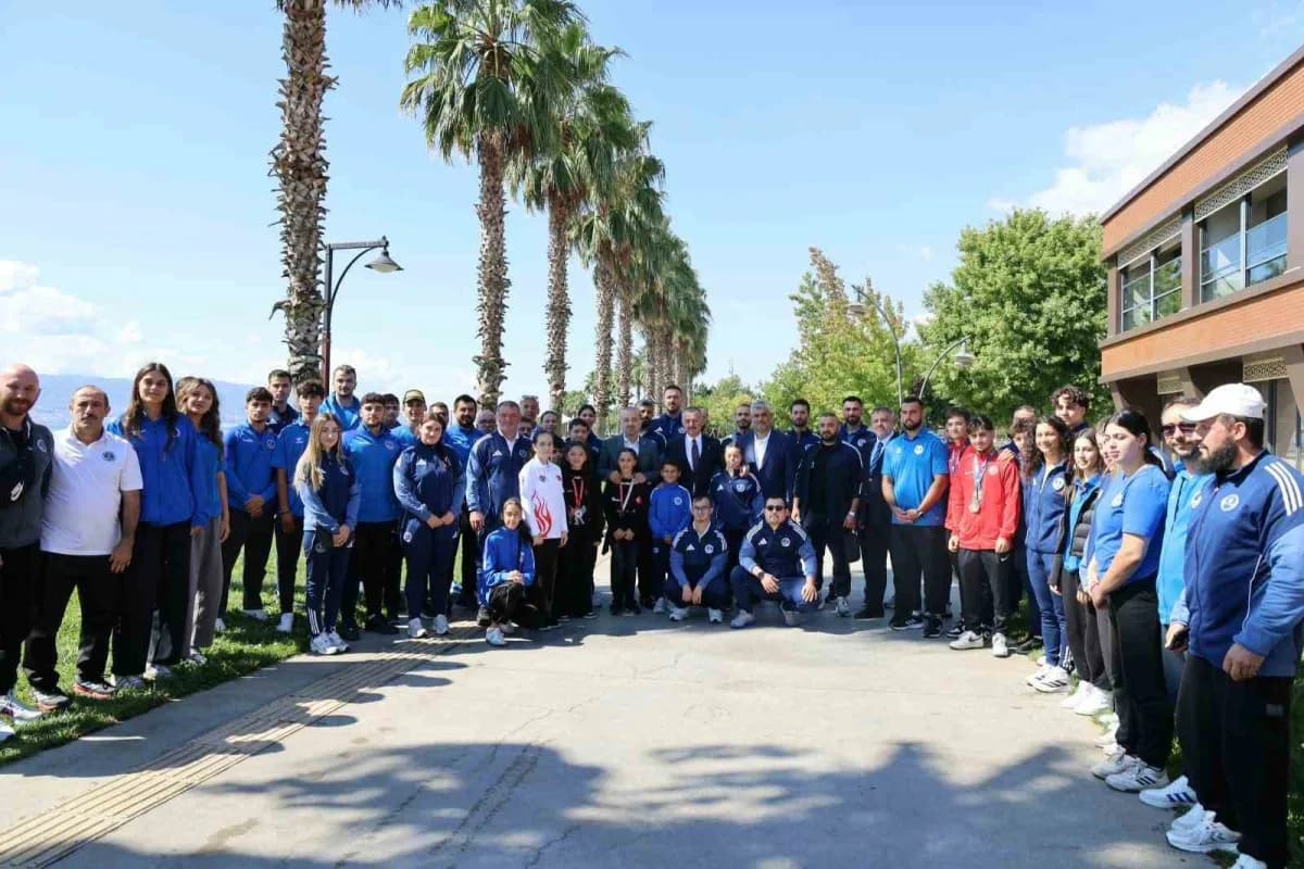 Kocaeli’de ulusal ve uluslararası şampiyonalarda madalya kazanan Kağıtsporlu sporcular, KBB Başkanı Tahir Büyükakın ile