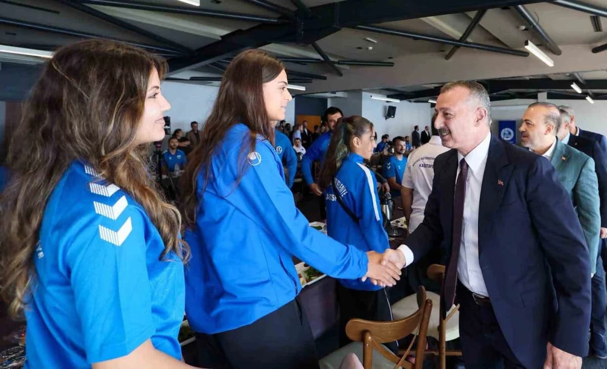 Kocaeli Büyükşehir Belediye Başkanı Tahir Büyükakın, madalya kazanan Kağıtsporlu sporcularla bir arada