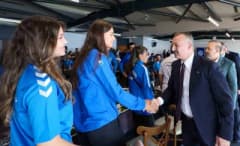 Kocaeli Büyükşehir Belediye Başkanı Tahir Büyükakın, madalya kazanan Kağıtsporlu sporcularla bir arada