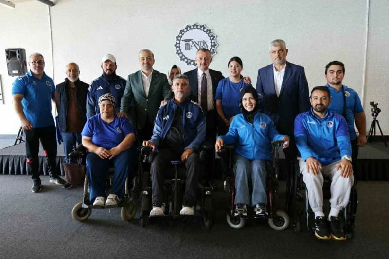 Kocaeli’de ulusal ve uluslararası şampiyonalarda madalya kazanan Kağıtsporlu sporcular, KBB Başkanı Tahir Büyükakın ile
