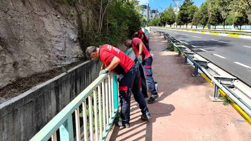 Kocaeli’de Santral Rampası’nda üstyapı yenilemesinin ardından çevre düzenlemesine geçildi. Güzergahtaki korkuluklar boya