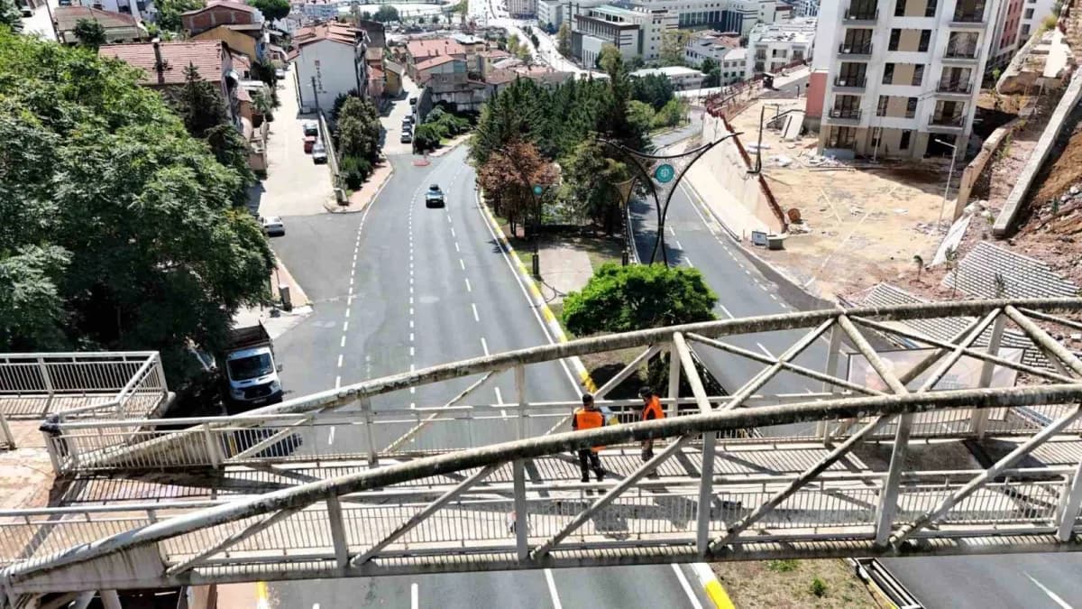 Kocaeli Santral Rampası’nda korkulukların boyanması ve yaya üst geçidinde bakım çalışmaları