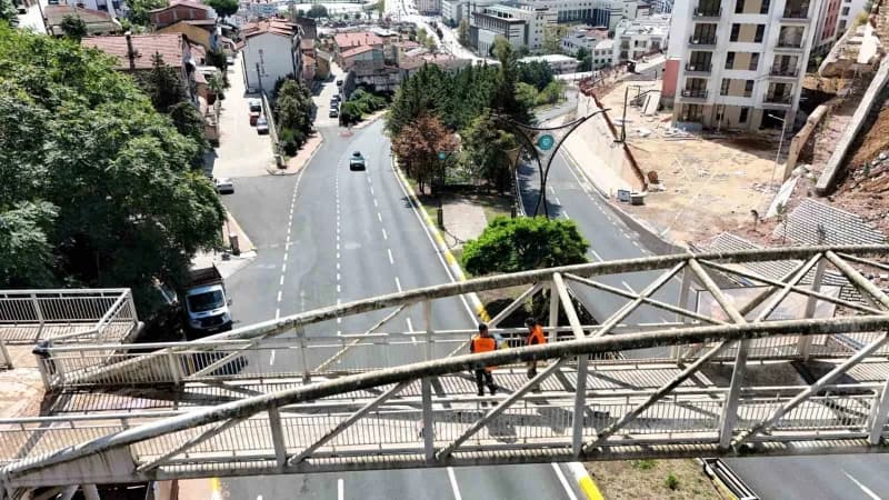 Kocaeli Santral Rampası’nda korkulukların boyanması ve yaya üst geçidinde bakım çalışmaları