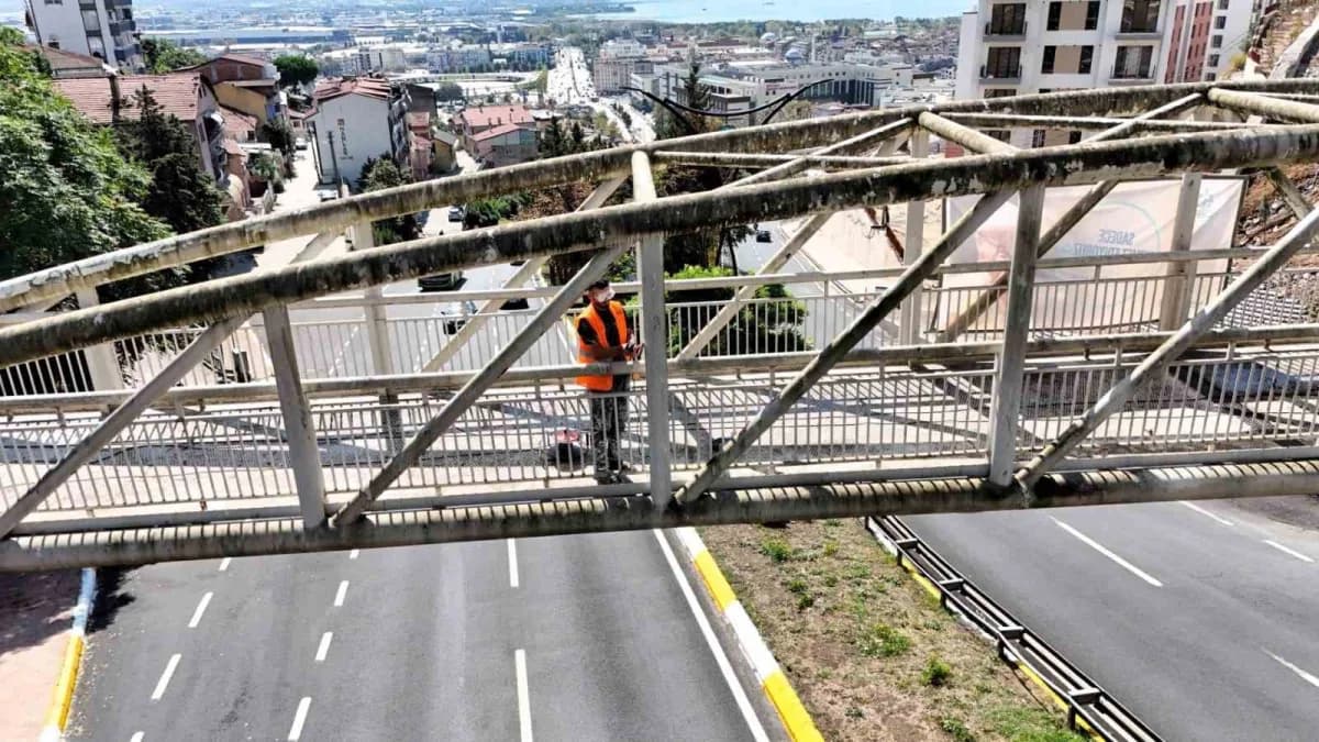 Kocaeli’de Santral Rampası’nda üstyapı yenilemesinin ardından çevre düzenlemesine geçildi. Güzergahtaki korkuluklar boya
