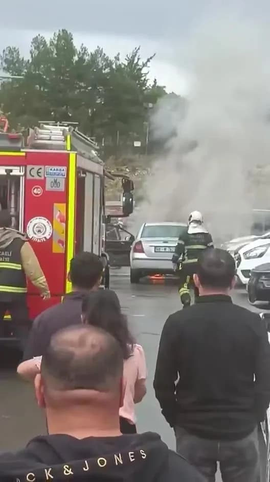 Kocaeli'de hastane otoparkında bulunan otomobilde çıkan yangın, itfaiye ekipleri tarafından söndürüldü.