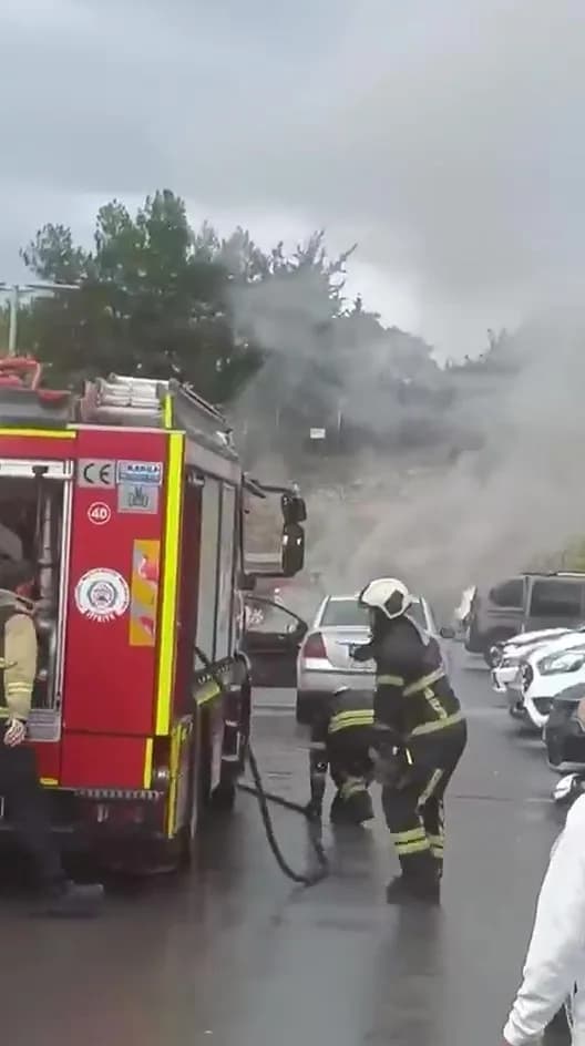 Kocaeli Şehir Hastanesi otoparkında çıkan otomobil yangını sonrası itfaiye ekiplerinin müdahalesi