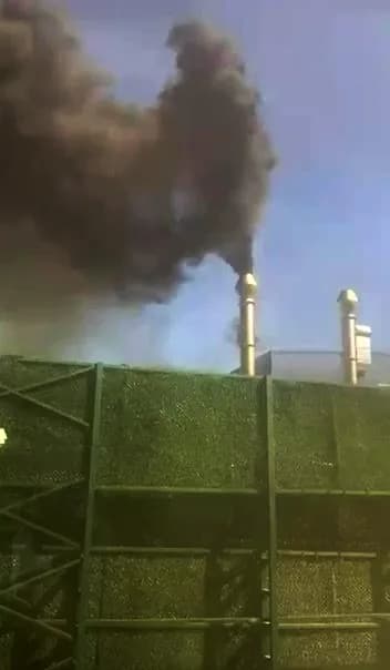 Kocaeli Dilovası GEBKİM Organize Sanayi Bölgesi'nde Turkuaz Polyester fabrikasının bacasından çıkan siyah duman