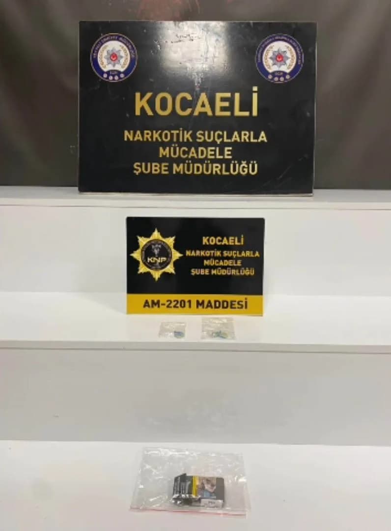 Kocaeli’de düzenlenen uyuşturucu operasyonunda 725 gram skank, 113 gram kokain, yaklaşık 300 gram sentetik kannabinoid v