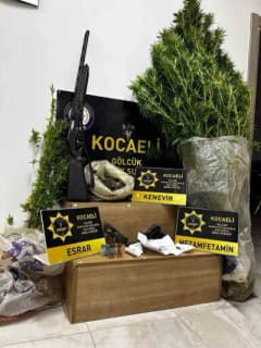 Kocaeli'de narkotik ekiplerinin uyuşturucu operasyonunda ele geçirilen esrar, metamfetamin, kenevir ve silahlar
