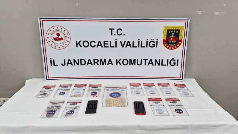 Kocaeli’de jandarma ekipleri tarafından düzenlenen uyuşturucu operasyonunda ele geçirilen uyuşturucu maddeler