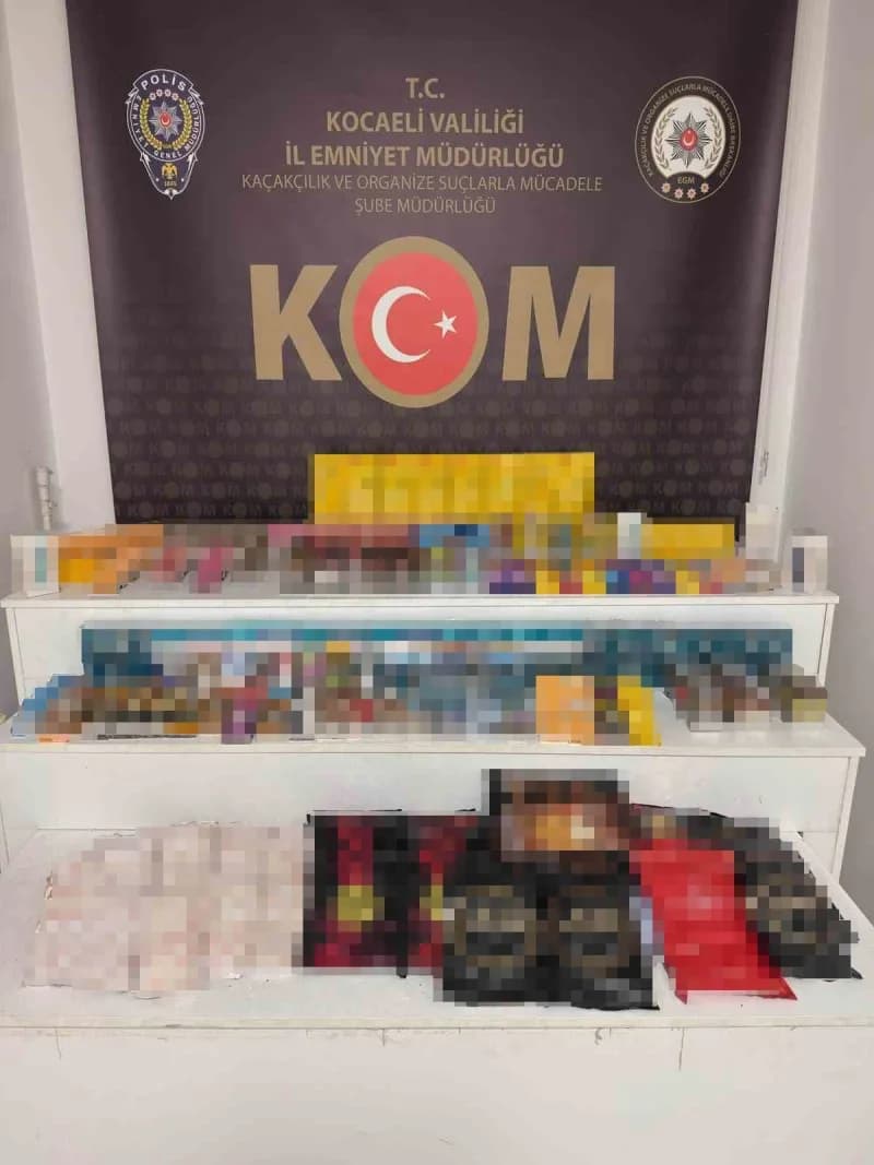 Kaçakçılık operasyonunda 2 bin 800 dal içi tütünle doldurulmuş makaron, 541 paket elektronik sigara tütünü, 416 paket gü
