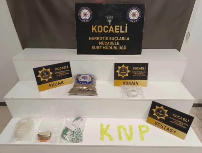 Kocaeli’de düzenlenen uyuşturucu operasyonunda 725 gram skank, 113 gram kokain, yaklaşık 300 gram sentetik kannabinoid v