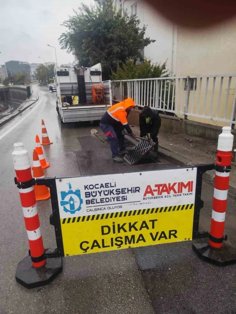 Kocaeli’de yağış öncesi ızgara ve kanallar temizlenirken, yağışla birlikte oluşan su birikintilerine ekipler motopomplar