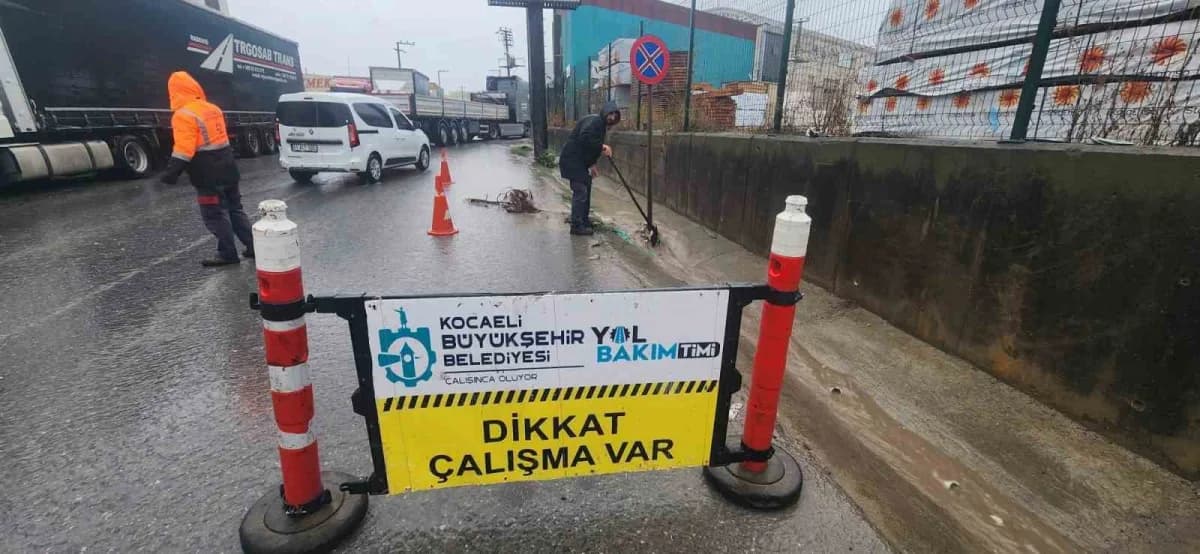 Kocaeli’de yağış öncesi ızgara ve kanallar temizlenirken, yağışla birlikte oluşan su birikintilerine ekipler motopomplar