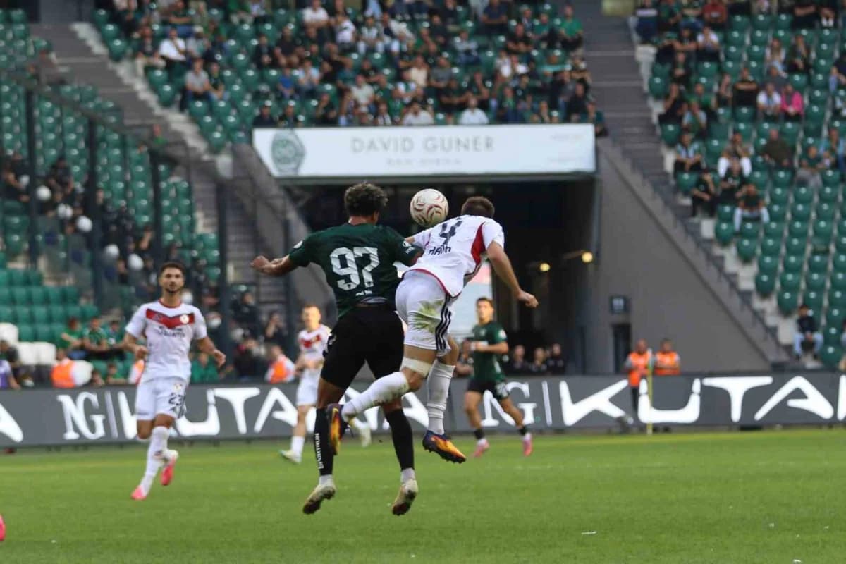 Trendyol Süper Lig 6. hafta maçında Kocaelispor ile Gaziantep FK oyuncuları mücadele ediyor