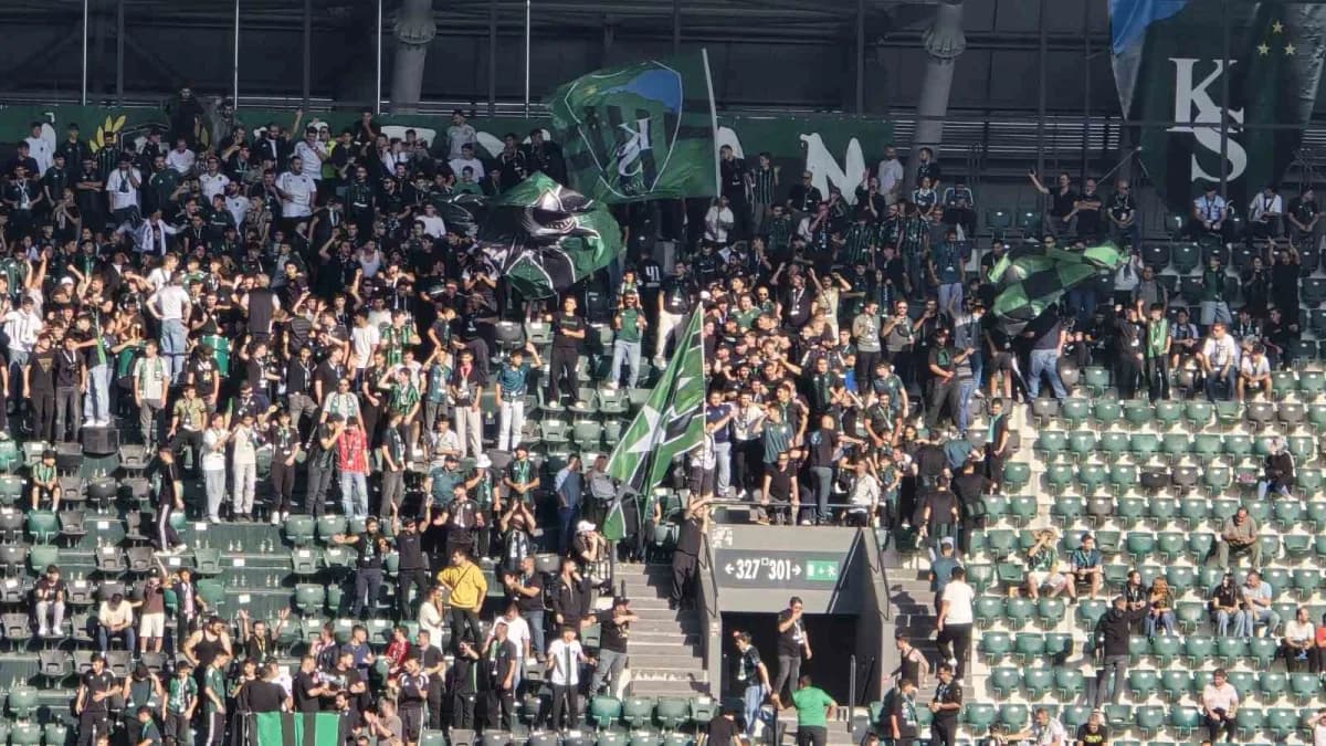 Kocaelispor ile Gaziantep FK arasında oynanan Trendyol Süper Lig maçından bir tribün görüntüsü