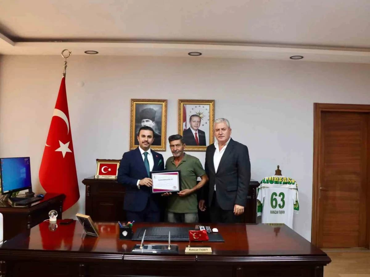 Koçarlı Kaymakamı Ramazan Taşkın, Esnaf ve sanatkalar Odası Başkanı Hüseyin Yaman, Yılın Ahisi Alaattin Kayıp ve ilçede