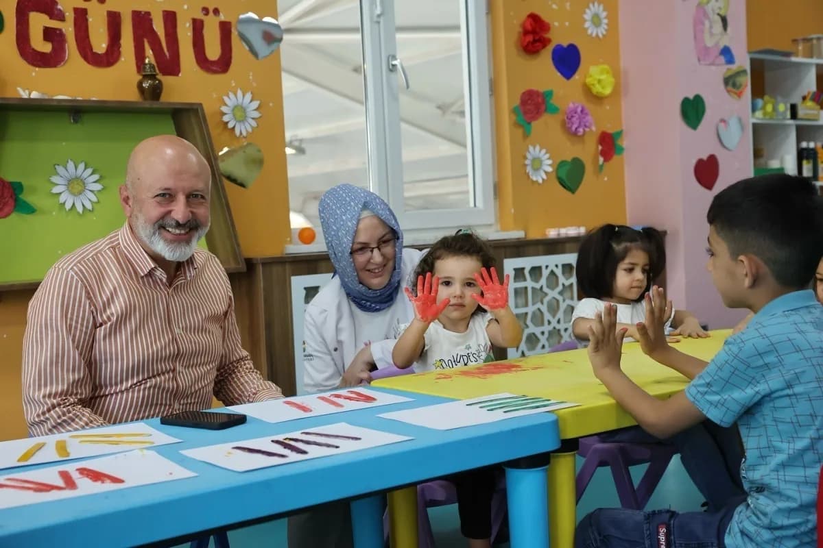 Kocasinan Akademi binası ve eğitim alanında kursiyerler