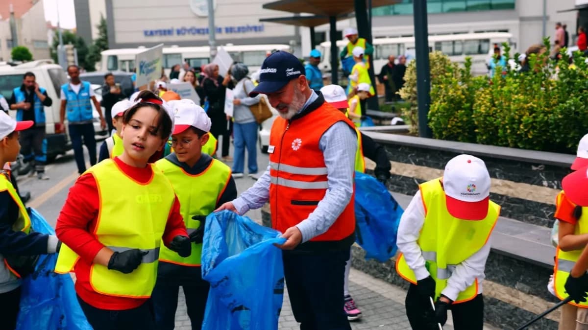 Kocasinan Belediye Başkanı Ahmet Çolakbayrakdar çevre temizliği hakkında açıklama yaparken
