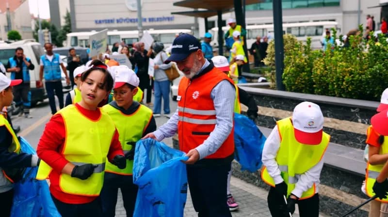 Kocasinan Belediye Başkanı Ahmet Çolakbayrakdar çevre temizliği hakkında açıklama yaparken