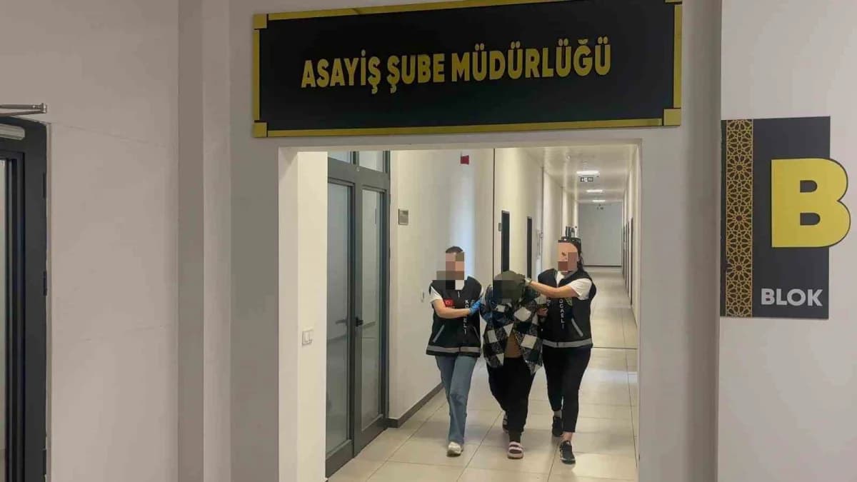 Mahkeme salonunda annesinin gözyaşlarını silerek teselli eden 4 yaşındaki kız çocuğu