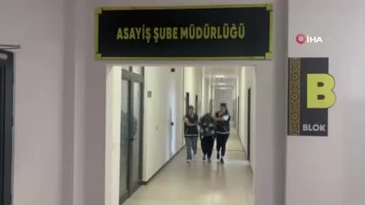 Mahkeme salonunda annesinin gözyaşlarını silerek teselli eden 4 yaşındaki kız çocuğu