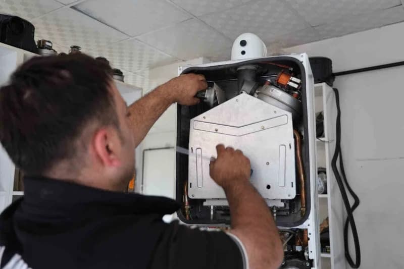 Kombi ustası Şafak Şimşek, Soğuk havalarda kombiyi sürekli açıp kapatmak yerine düşük derecede çalıştırmanın daha veriml