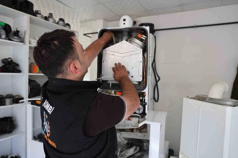 Kombi ustası Şafak Şimşek, Soğuk havalarda kombiyi sürekli açıp kapatmak yerine düşük derecede çalıştırmanın daha veriml