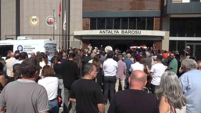 Antalya’da evinde ölü olarak bulunan genç Avukat Antalya Barosu’nda düzenlenen törenle son yolculuğuna uğurlandı