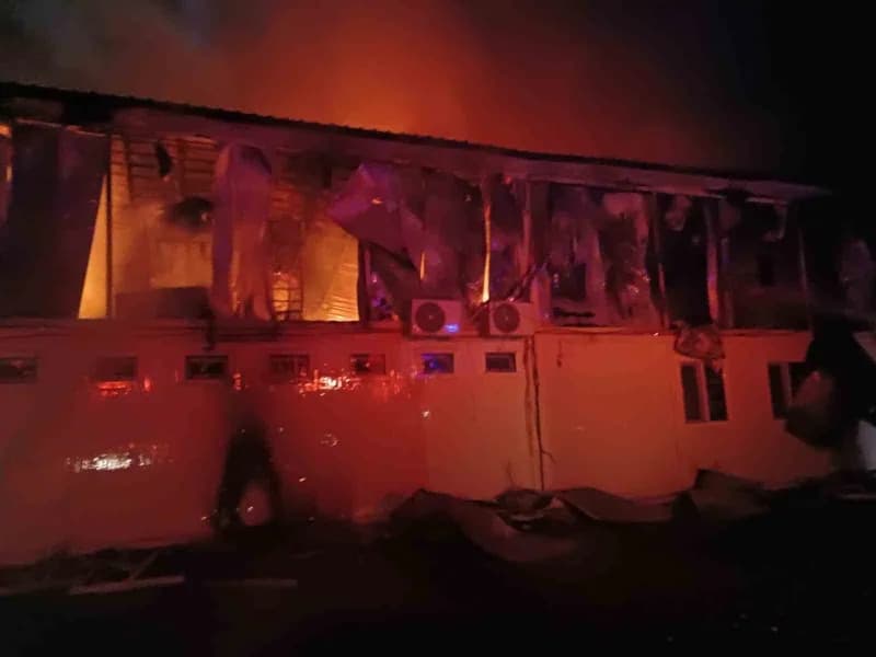İskenderun ilçesi Cebike Mahallesi’nde bulunan şantiye alanındaki konteyner yatakhanede yangın çıktı