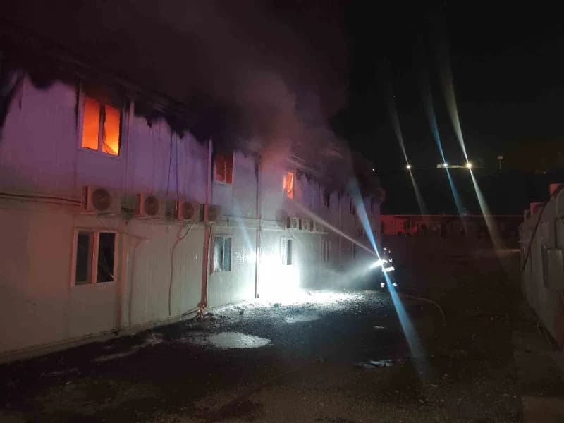 İskenderun ilçesi Cebike Mahallesi’nde bulunan şantiye alanındaki konteyner yatakhanede yangın çıktı