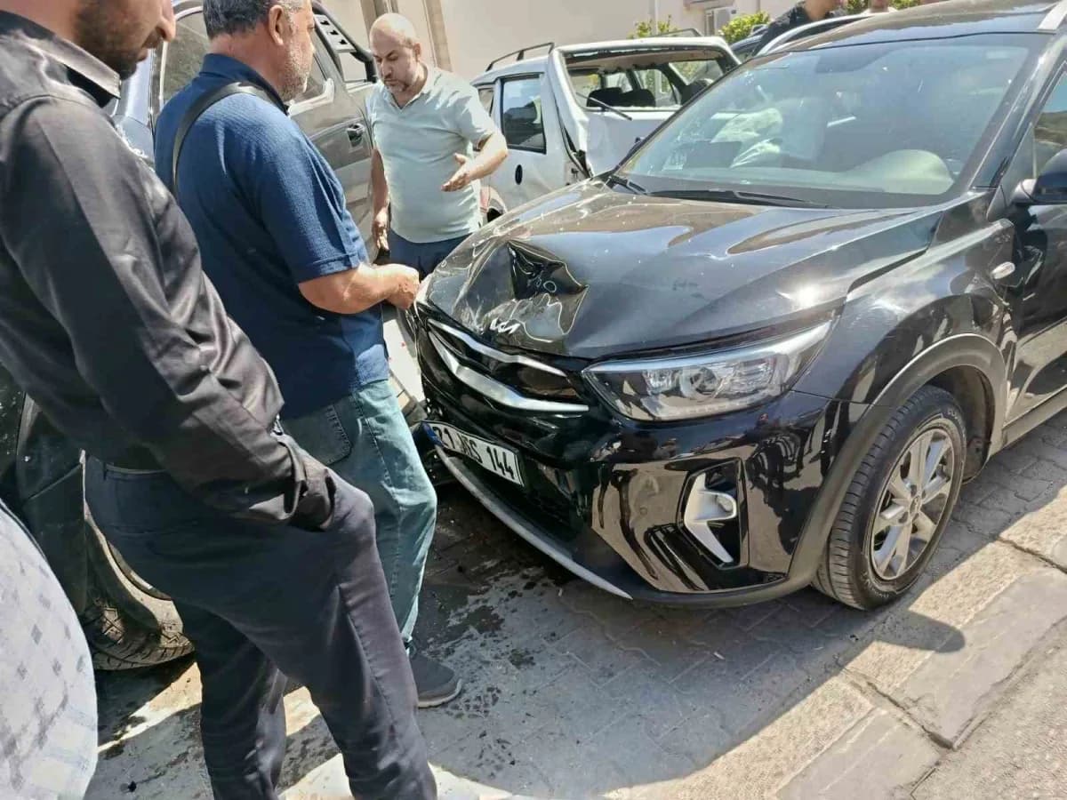 Kontrolden çıkan araç park halindeki 4 araca çarptı