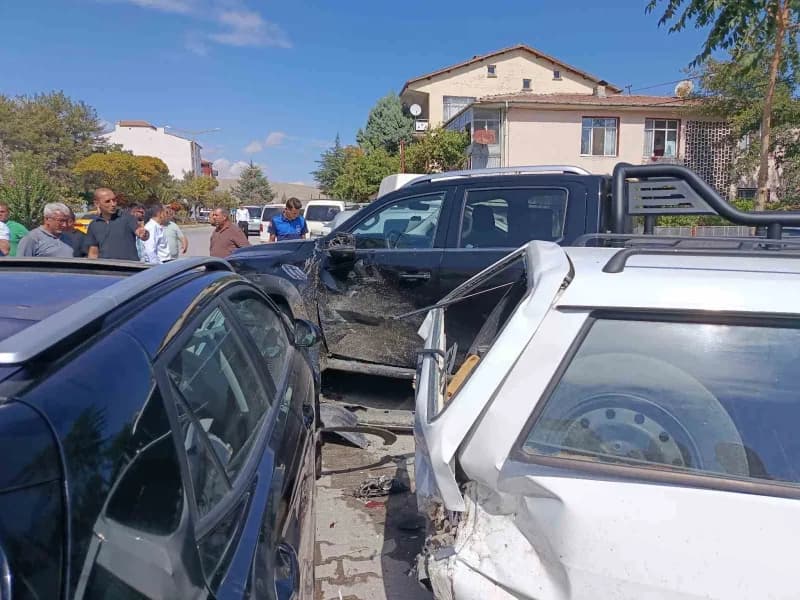 Kontrolden çıkan araç park halindeki 4 araca çarptı