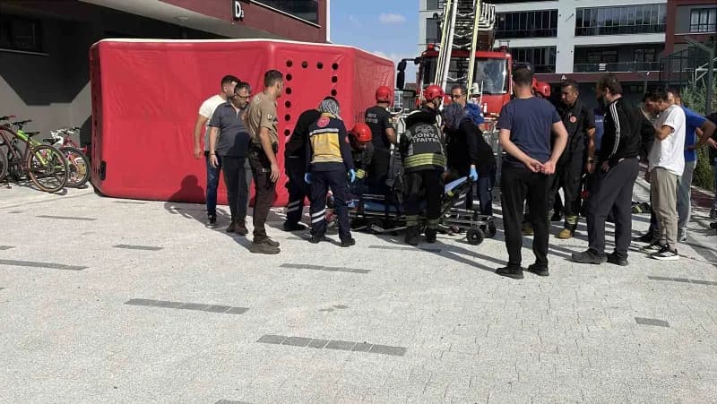 Konya’da çalıştığı sitede işten çıkartılan bir kişi alkol aldıktan sonra on katlı binanın çatısına çıkarak intihar teşeb