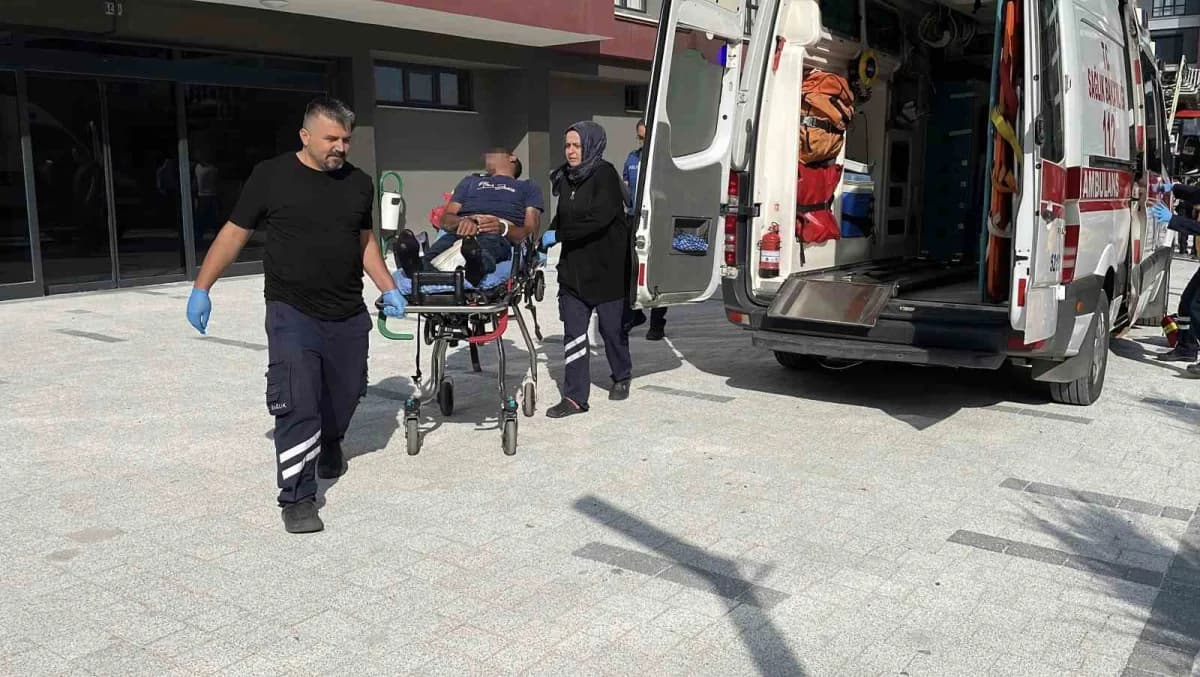 Konya’da çalıştığı sitede işten çıkartılan bir kişi alkol aldıktan sonra on katlı binanın çatısına çıkarak intihar teşeb