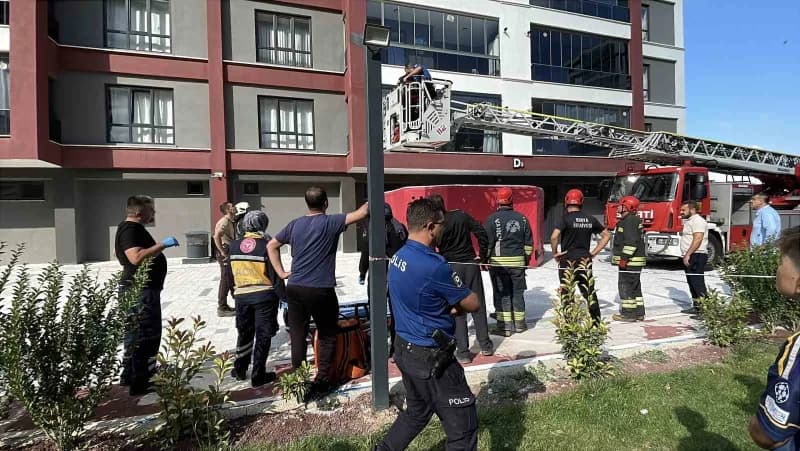 Konya’da çalıştığı sitede işten çıkartılan bir kişi alkol aldıktan sonra on katlı binanın çatısına çıkarak intihar teşeb