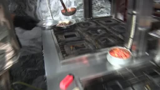 Konya'da kelle, ayak, yanak eti ve beyinle hazırlanan atom çorbası kase içinde sunuluyor