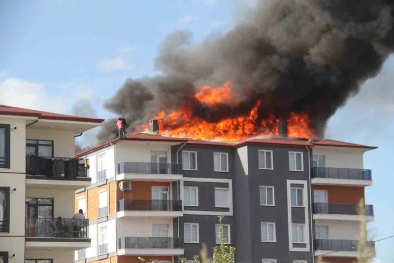 Konya'nın Beyşehir ilçesinde 5 katlı bir binanın çatısı alev alev yandı. Çatıda çalışırken alevlerin arasında mahsur kal