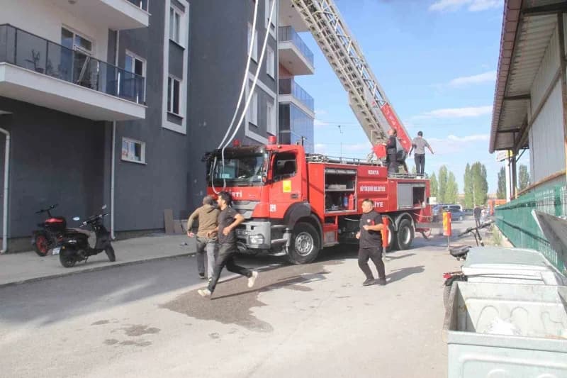 Konya'nın Beyşehir ilçesinde 5 katlı bir binanın çatısı alev alev yandı. Çatıda çalışırken alevlerin arasında mahsur kal