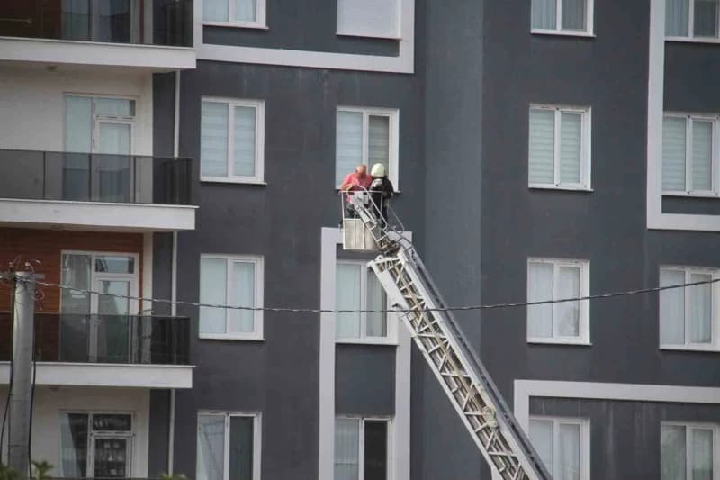 Konya'nın Beyşehir ilçesinde 5 katlı bir binanın çatısı alev alev yandı. Çatıda çalışırken alevlerin arasında mahsur kal