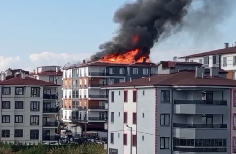 Konya'nın Beyşehir ilçesinde 5 katlı bir binanın çatısı alev alev yandı. Çatıda çalışırken alevlerin arasında mahsur kal