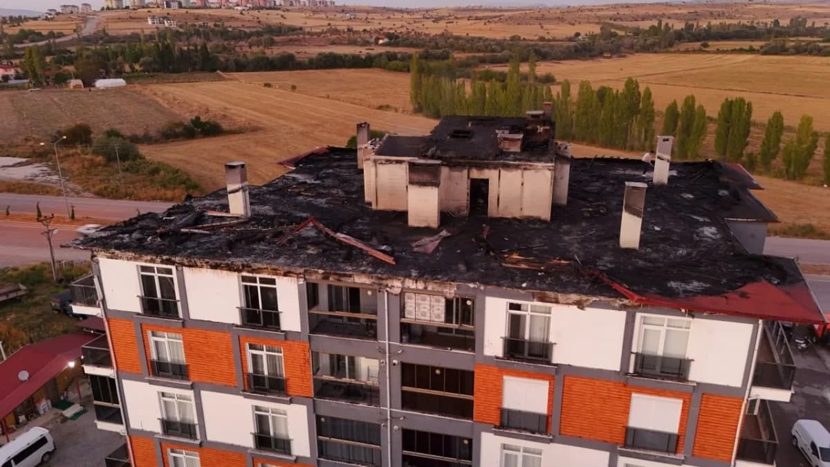 Konya’nın Beyşehir ilçesinde 5 katlı bir apartmanın çatısında çıkan yangın, ekiplerin yoğun müdahalesiyle kontrol altına