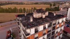 Konya Beyşehir'de 5 katlı apartmanın çatısında çıkan yangının ardından itfaiye ekiplerinin müdahalesiyle söndürülen yang
