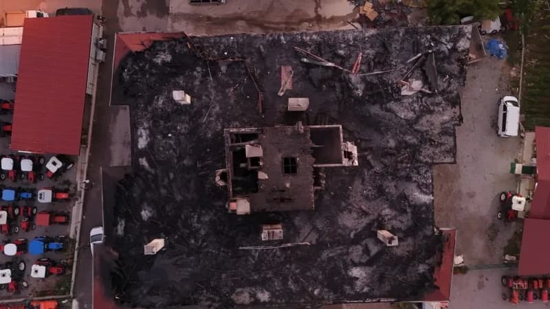 Konya’nın Beyşehir ilçesinde 5 katlı bir apartmanın çatısında çıkan yangın, ekiplerin yoğun müdahalesiyle kontrol altına