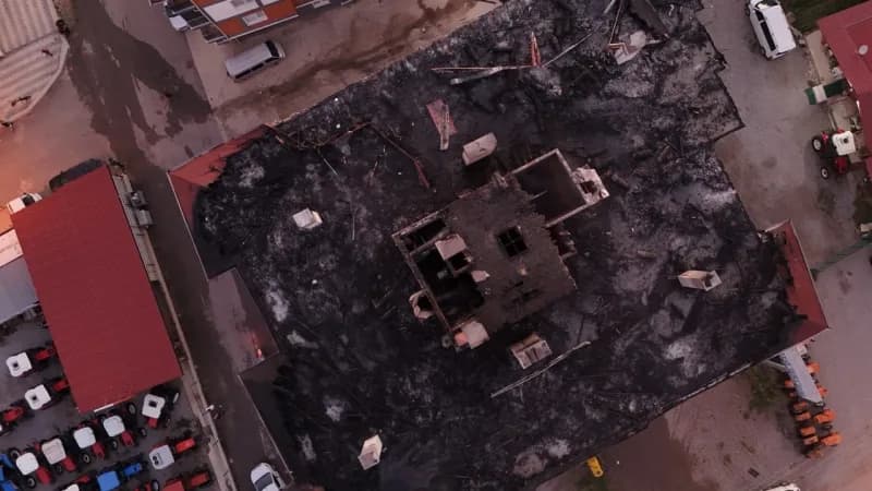 Konya’nın Beyşehir ilçesinde 5 katlı bir apartmanın çatısında çıkan yangın, ekiplerin yoğun müdahalesiyle kontrol altına