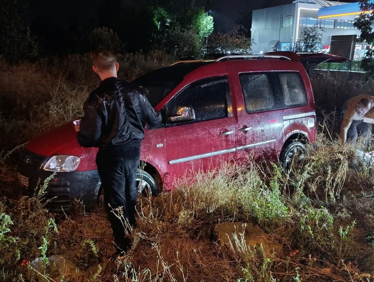 Konya Beyşehir'de yağışlı havada kaygan yolda devrilen hafif ticari araç ve olay yeri