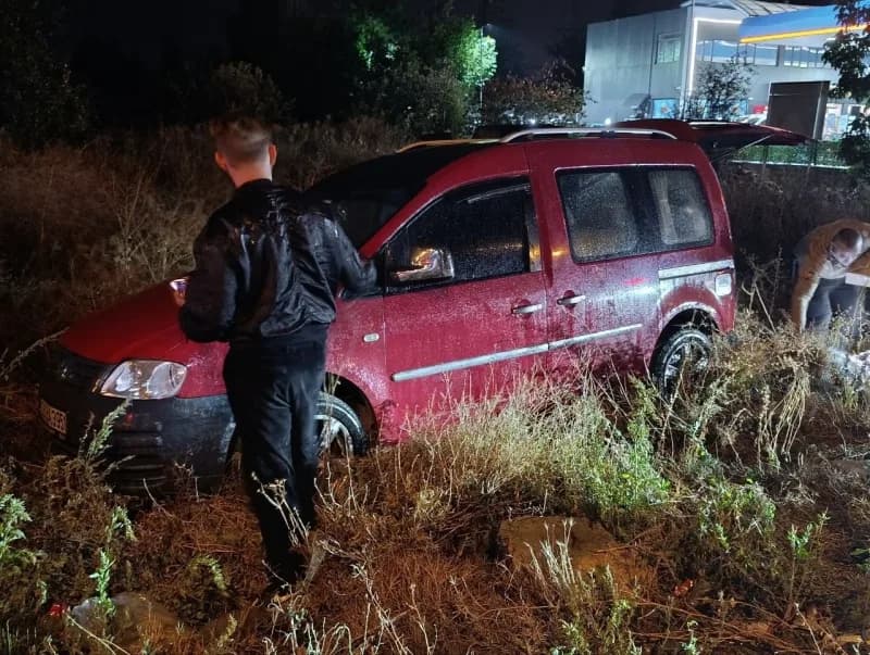 Konya Beyşehir'de yağışlı havada kaygan yolda devrilen hafif ticari araç ve olay yeri